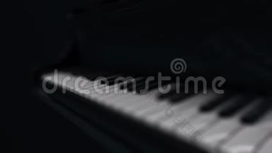 <strong>动画</strong>的豪华黑色钢琴与白色模糊的钥匙在黑暗中。 <strong>动画</strong>。 3D渲染插图.. 4K<strong>动画</strong>片。